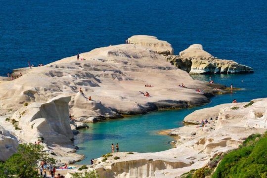 Τσουνάμι «επενδυτικών διευκολύνσεων» χτυπά τα νησιά του Αιγαίου